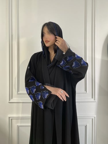 Z68 / قماش كريب لمياء وخرز ازرق