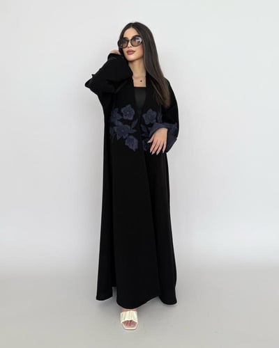 Z327 / قماش كريب لمياء وتطريز كحلي عالصدر والاكمام