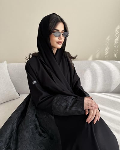 Z321 / قماش كريب مينيمات وتفته مشجر بالخلف وطرف ال...