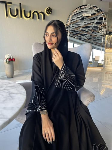 Z228 / قماش كريب مينيمات وتطريز مخمل بالاطراف