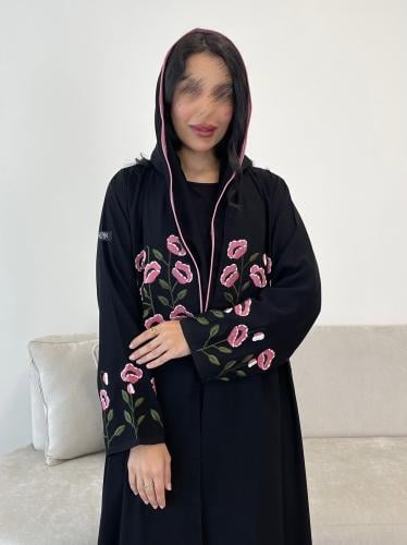 Z251 / قماش كريب كوبرا وتطريز ورود امام وطرف الكم