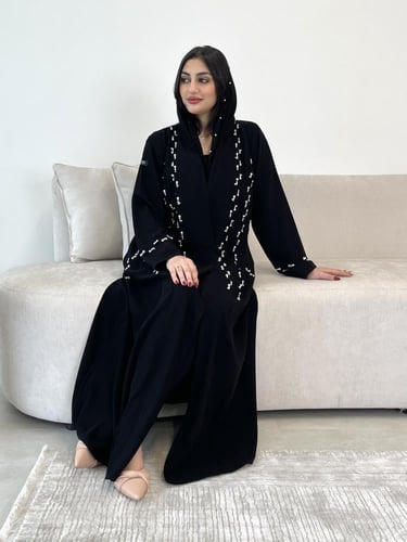 Z244 / قماش كريب كوبرا مع شك لولو بالامام وطرف الك...