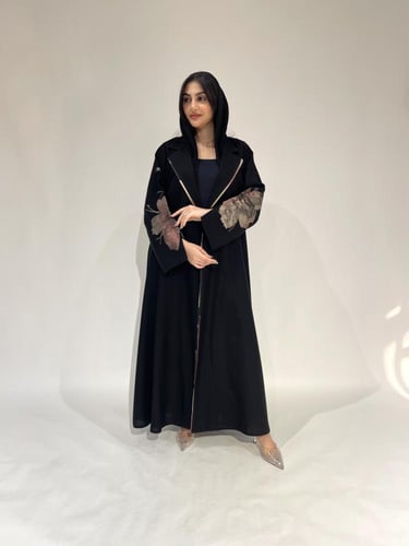 Z206 / قماش كريب مينيمات مع ياقه وورده بالاكمام