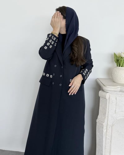 Z368 / قماش كريب كحلي قصة بليزر مبطنة مع تطريز بال...