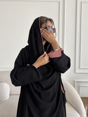 Z138 / قماش كريب وتطريز بالخلف تحت