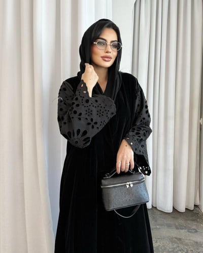 Z356 / قماش مخمل اسود والاكمام كريب مخرم مبطن مخمل