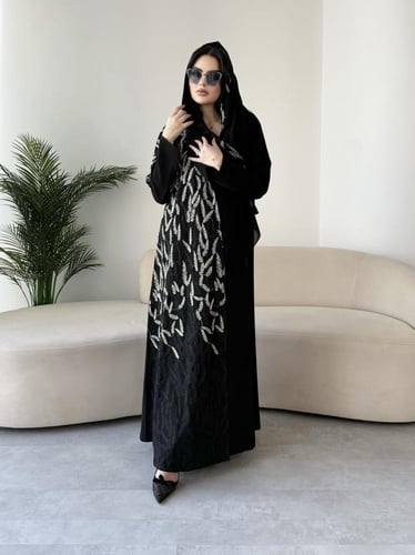 Z299 / قماش كريب وتطريز كمبيوتر قدام خيوط زري فضي...