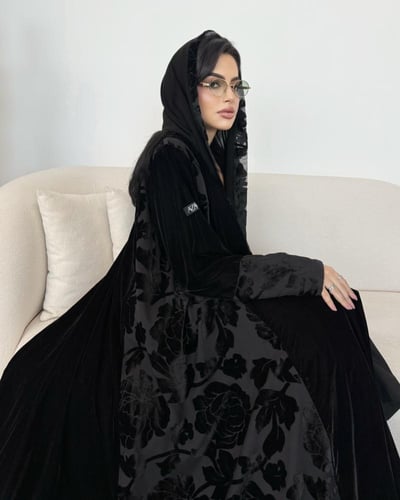 Z359 / قماش مخمل مع شيفون مطرز ورد مخمل عالجنب وال...