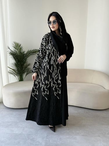 Z299 / قماش كريب وتطريز كمبيوتر قدام خيوط زري فضي...