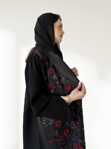 Z286 / قماش كريب لمياء مع تفته مطرز تل ورد وخرز مل...