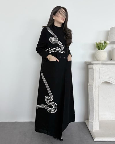 Z374 / قماش كريب مبطن قصة بليزر مع تطريز ابيض عالج...