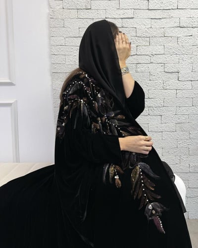 Z348 / قماش مخمل اسود ورسم يدوي امام وخلف جنب واحد