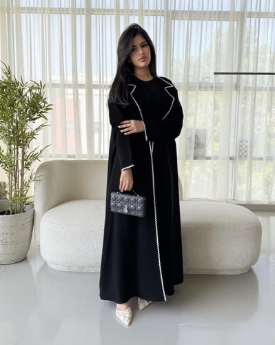 Z333 / قماش كريب كوبرا مع قيطان ابيض وكسرات بالخلف