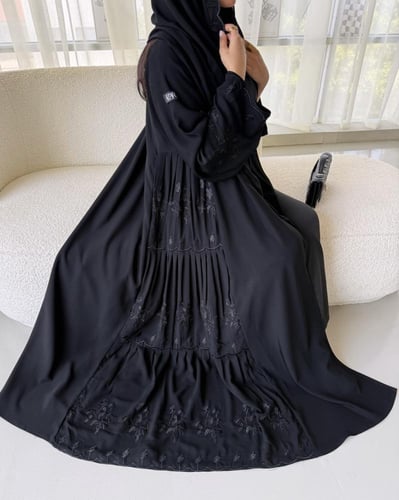 Z335 / قماش كريب كوبرا وتطريز اسود بالكم و عالجنب...