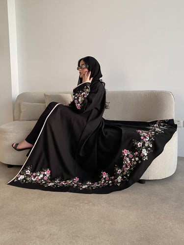 Z192 / قماش كريب مينيمات وكلفه ورد ملون بالاكمام و...