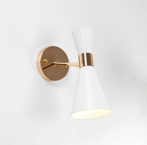 اضاءة مخروطية بيضاء موجهة بذراع ذهبي ذات تصميم أني...