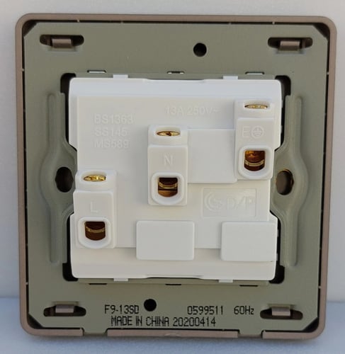 فيش 13 امبير مع مفتاح ذهبي ماركة MAAS