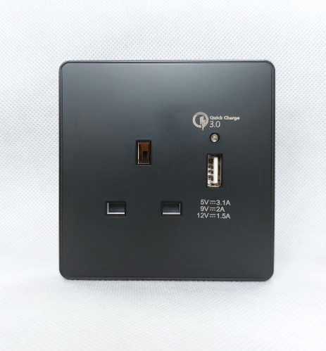 فيش 13 امبير مع USB اسود ماركة MAAS