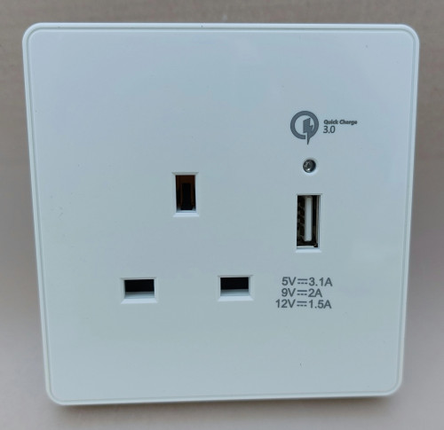 فيش 13 امبير مع USB ابيض ماركة MAAs