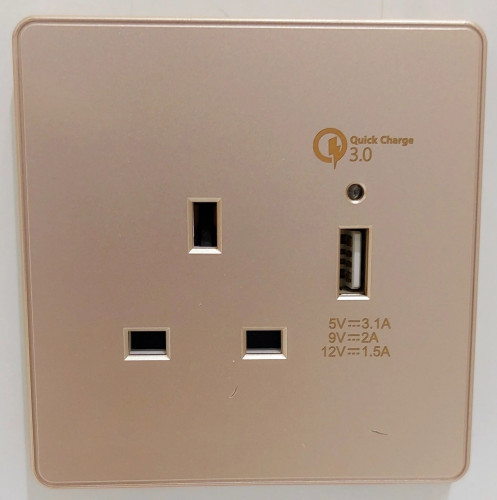 فيش 13 امبير مع USB ذهبي ماركة MAAS