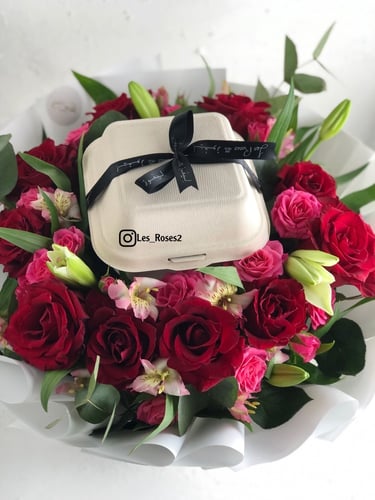 باقة ورد + كيك كوري (حجم 4 انش)