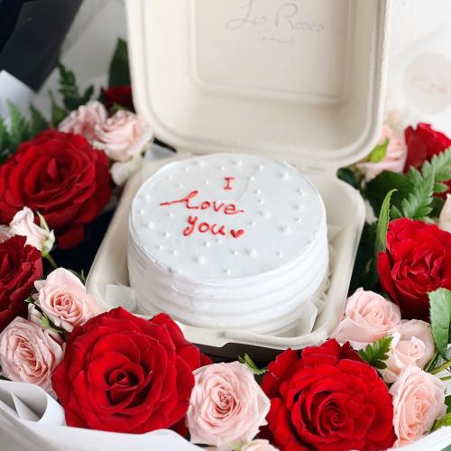 باقة ورد + كيك كوري (حجم 4 انش)