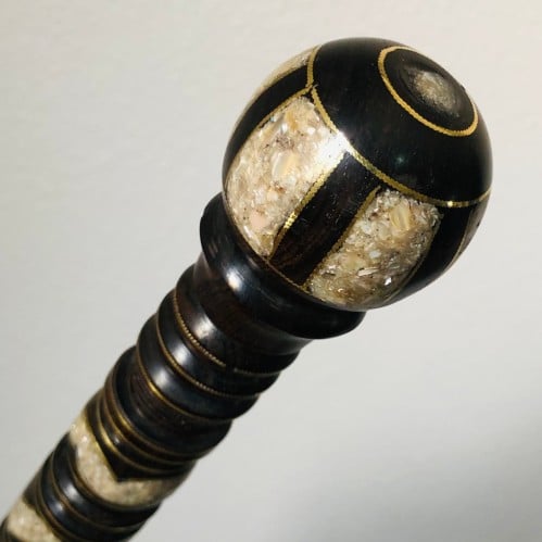 عكاز عصى ابنوس تطعيم صدفي مع دقات النحاس المذهب يد...