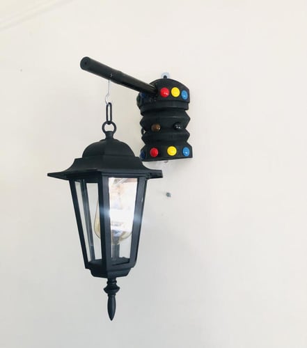 شباك نقشة تراثية قديمة مع فانوس اسود تراثي وقاعدة...