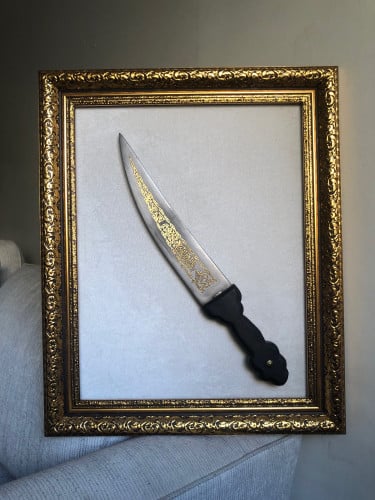 لوحة تراثية مع مجسم خنجر تراثي