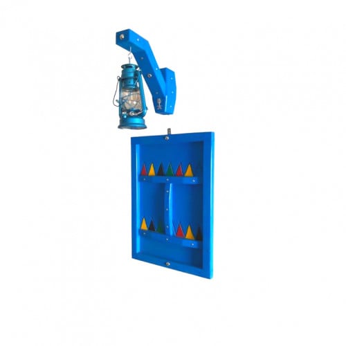 شباك تراثي مع قاعدة مع فانوس فتيل أزرق فاتح