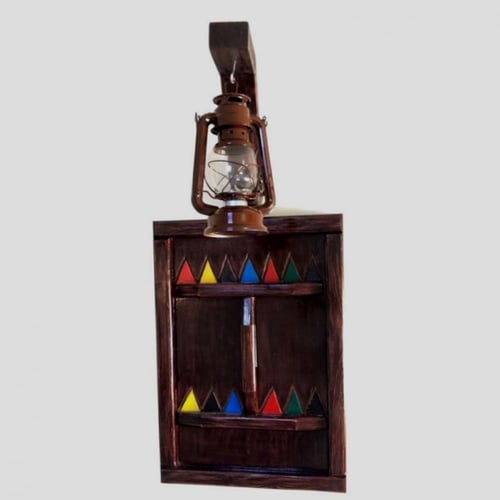 شباك بني غامق مع قاعدة فانوس بني غامق