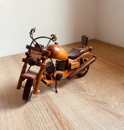 دراجة نارية تحفه خشبية