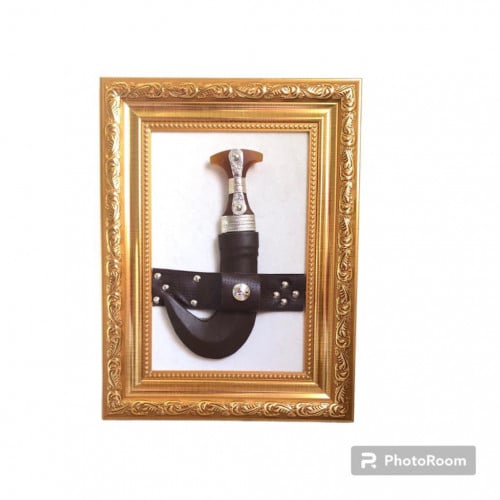 لوحة تراثية مع مجسم جنبية