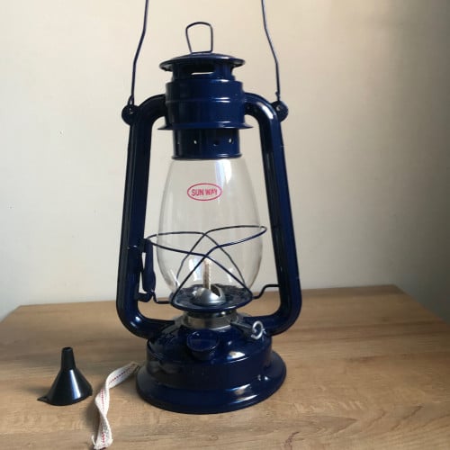 فانوس ازرق غامق وسط أبو فتيله القديم أزرق غامق