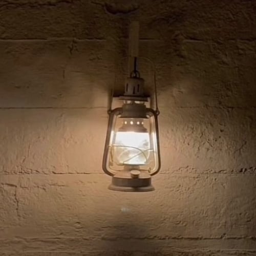 فانوس ازرق غامق وسط أبو فتيله القديم أزرق غامق