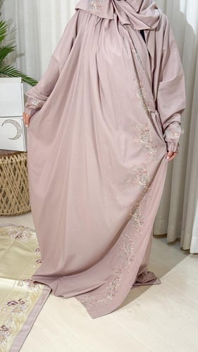 طقم صلاة مطرز كامل – 3 قطع (شرشف + سجادة + سبحة) ب...