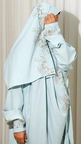 طقم صلاة مطرز كامل – 3 قطع (شرشف + سجادة + سبحة) ب...