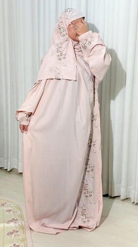 طقم صلاه مطرز كامل وردي