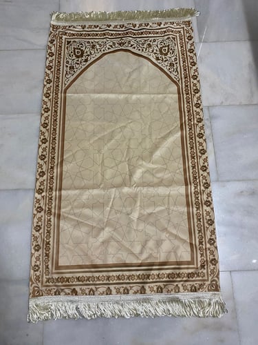 سجادة صلاة مخمل - بني