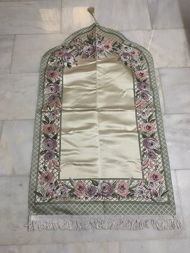 سجادة صلاة - ورد منقوش اخضر