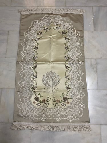 سجادة صلاة مبطنة - عسلي منقوش