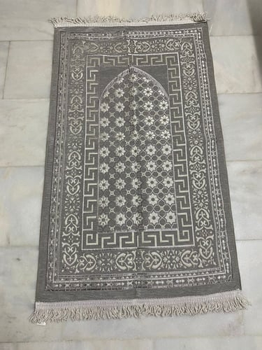 سجادة صلاة نقوش اسلامية - رمادي
