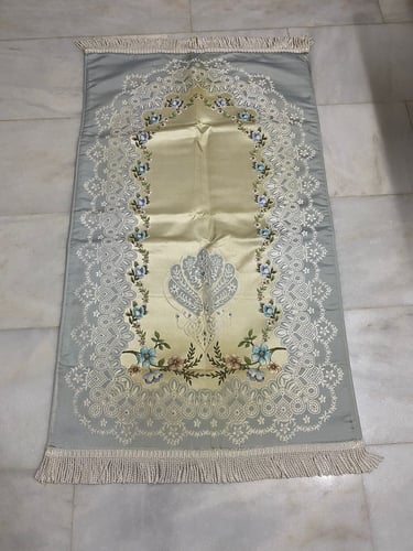 سجادة صلاة مبطنة - ازرق منقوش