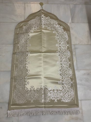 سجادة صلاة - بني و ذهبي