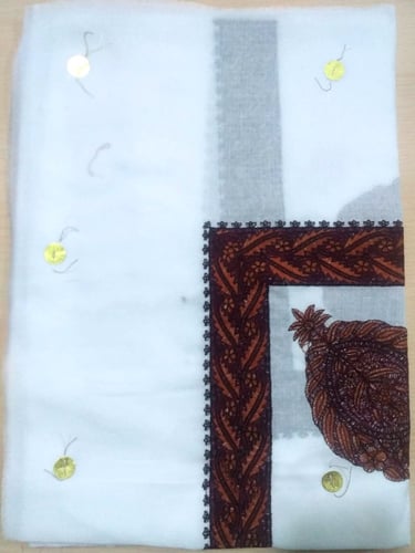 شال صوف ابيض ملون