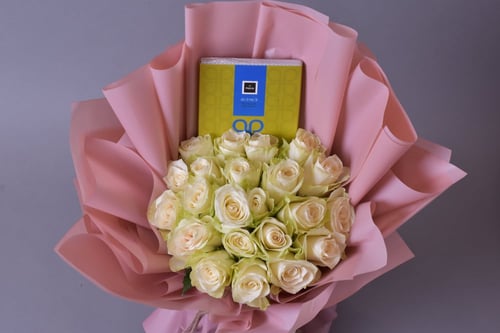 بوكيه روز أبيض مع لوح باتشي