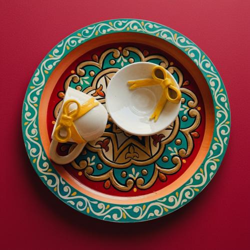كوب وصحن الفيونكا الصفراء