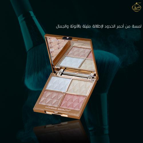 بلمسة ساحرة من النعومة والإشراقة، أحمر الخدود من ل...
