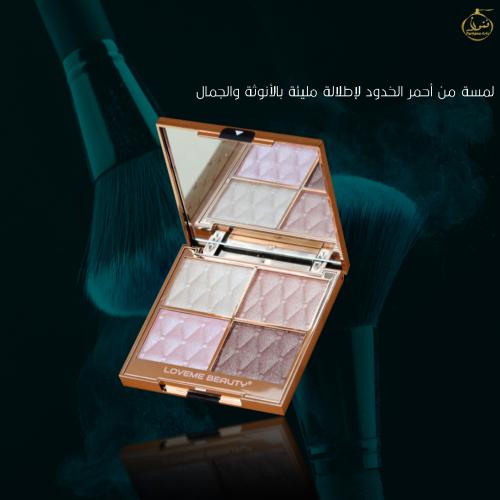 بلمسة ساحرة من النعومة والإشراقة، أحمر الخدود من ل...