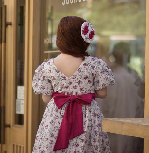 فستان مشجر عنابي مع اكسسوار الشعر